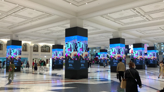 국내 작가들이 그린 미술 작품들이 서울 강남 센트럴시티 내 대형 디지털 사이니지를 통해 표출되고 있다. 이노션 월드와이드 제공